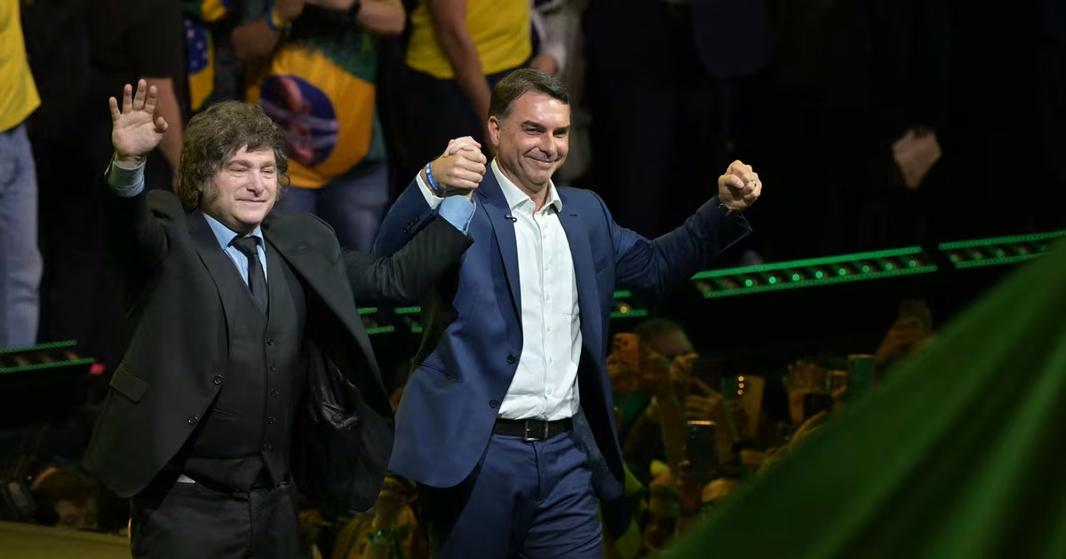 javier-milei-y-flavio-bolsonaro.avif